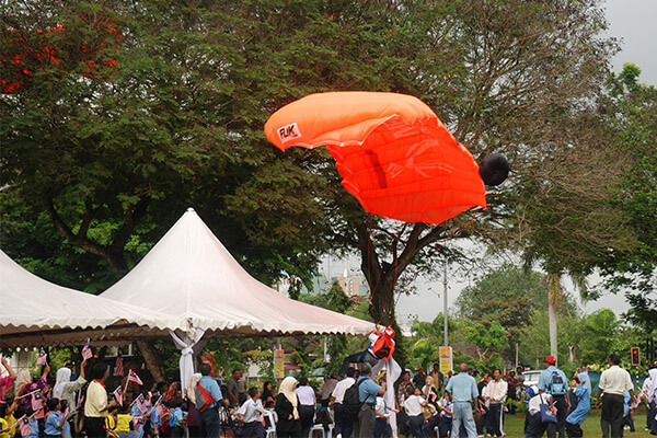 Alor Setar Tower 2007 - Malaysian BASE jumpers on oversized parachutes crash into trees and tent where Sultan is sitting.